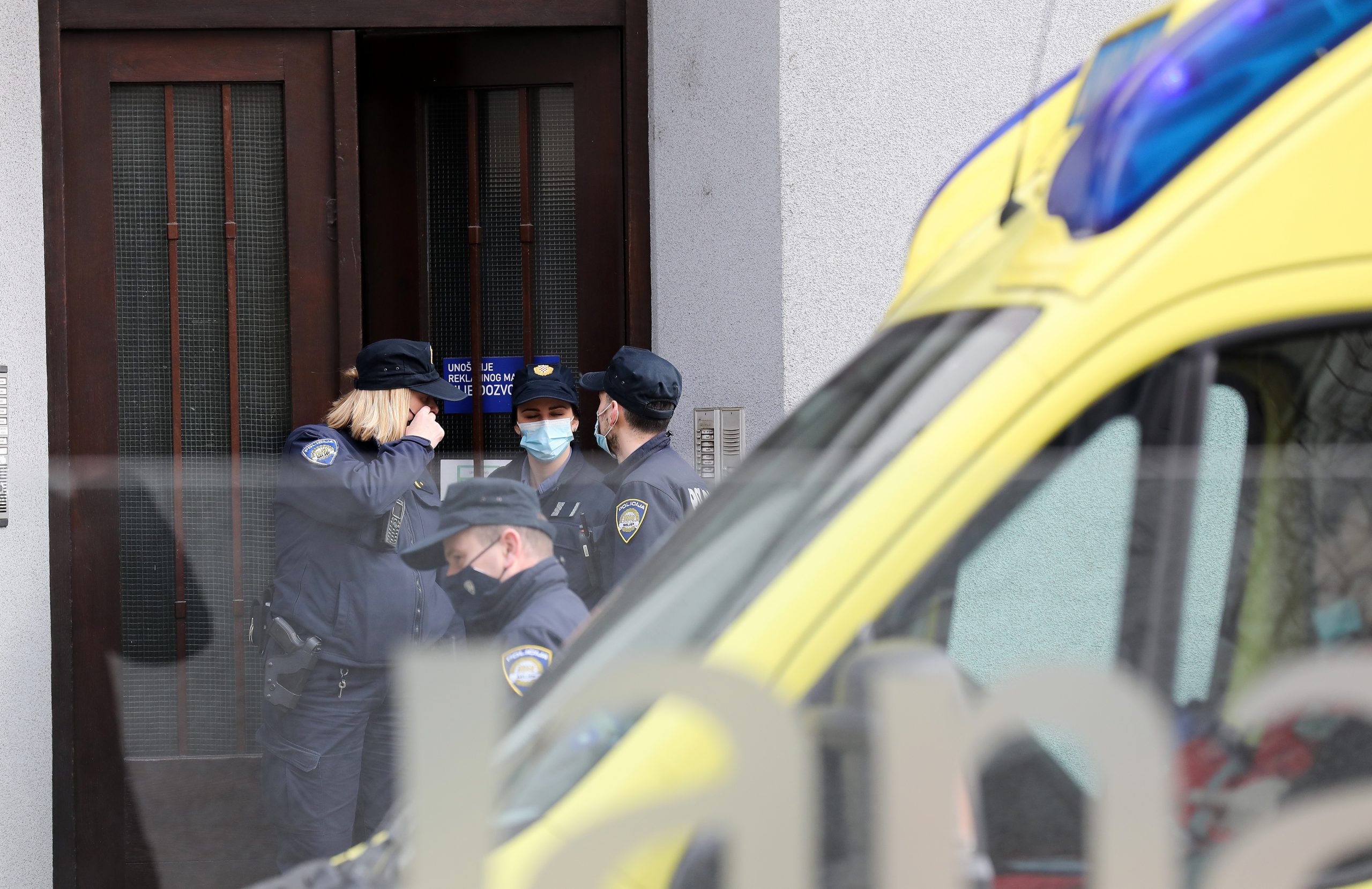 05.03.2021., Zagreb - intervencija policije i vatrogasaca, muskarac prijeti i zatvorio se u stan a na prozoru ostavio poruku da su u stanu bombe.
Photo: Emica Elvedji/PIXSELL