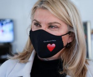 05.04.2021., Zagreb -Nezavisna kandidatkinja za gradonacelnicu Grada Zagreba, Vesna Skare Ozbolt, posjetila je Obiteljski dom za starije ROSENBERG
 Photo: Emica Elvedji/PIXSELL