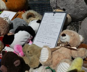 05.04.2021., Zagreb -Dirljive poruke, svijece i igracke na ogradi bolnice u Klaicevoj za preminulu djevojcicu.
 Photo: Emica Elvedji/PIXSELL