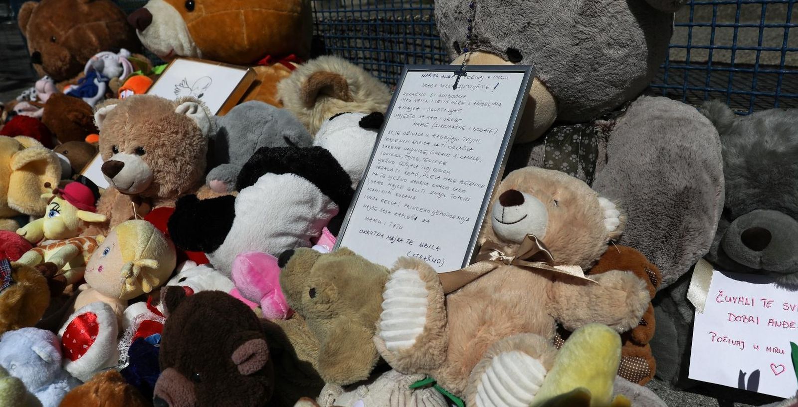 05.04.2021., Zagreb -Dirljive poruke, svijece i igracke na ogradi bolnice u Klaicevoj za preminulu djevojcicu.
 Photo: Emica Elvedji/PIXSELL