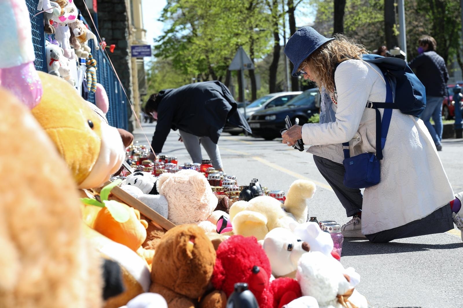 05.04.2021., Zagreb -Dirljive poruke, svijece i igracke na ogradi bolnice u Klaicevoj za preminulu djevojcicu.
 Photo: Emica Elvedji/PIXSELL