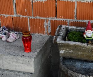 05.04.2021., Ostri Vrh - Na ulaznim vratima udomiteljske kuce obitelji stradale djevojcice (Branka i Darije Bojic u Ostrom Vrhu kod Starog Petrovog Sela) upaljen je lampas
Photo: Ivica Galovic/ PIXSELL