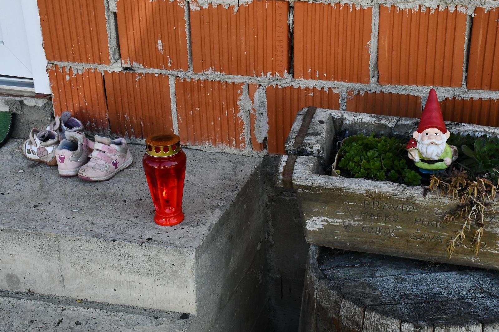 05.04.2021., Ostri Vrh - Na ulaznim vratima udomiteljske kuce obitelji stradale djevojcice (Branka i Darije Bojic u Ostrom Vrhu kod Starog Petrovog Sela) upaljen je lampas
Photo: Ivica Galovic/ PIXSELL