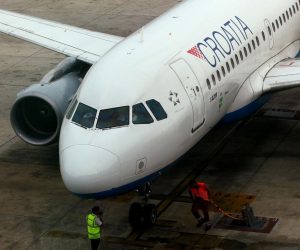 04.09.2016., Barcelona, Spanjolska - Zrakoplov polijece s piste dok je u pozadini veliki putnicki brod. 
Photo: Zeljko Lukunic/PIXSELL