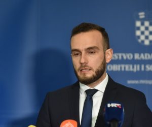 06.04.2021., Zagreb - Ministar Josip Aladrovic nakon sastanka s izaslanicima Hrvatske komore socijalnih radnika dao je izjavu za medije. Photo: Davorin Visnjic/PIXSELL