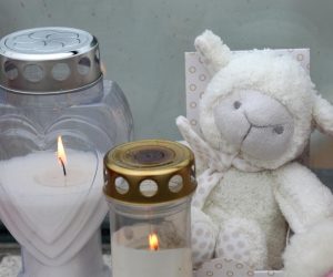 06.04.2021.,Sibenik-I Sibencani su odali pocast tragicno stradaloj djevojcici,zrtvi obiteljskog nasilja,ostavljajuci plisane igracke i paleci lampione.
Photo: Dusko Jaramaz/PIXSELL