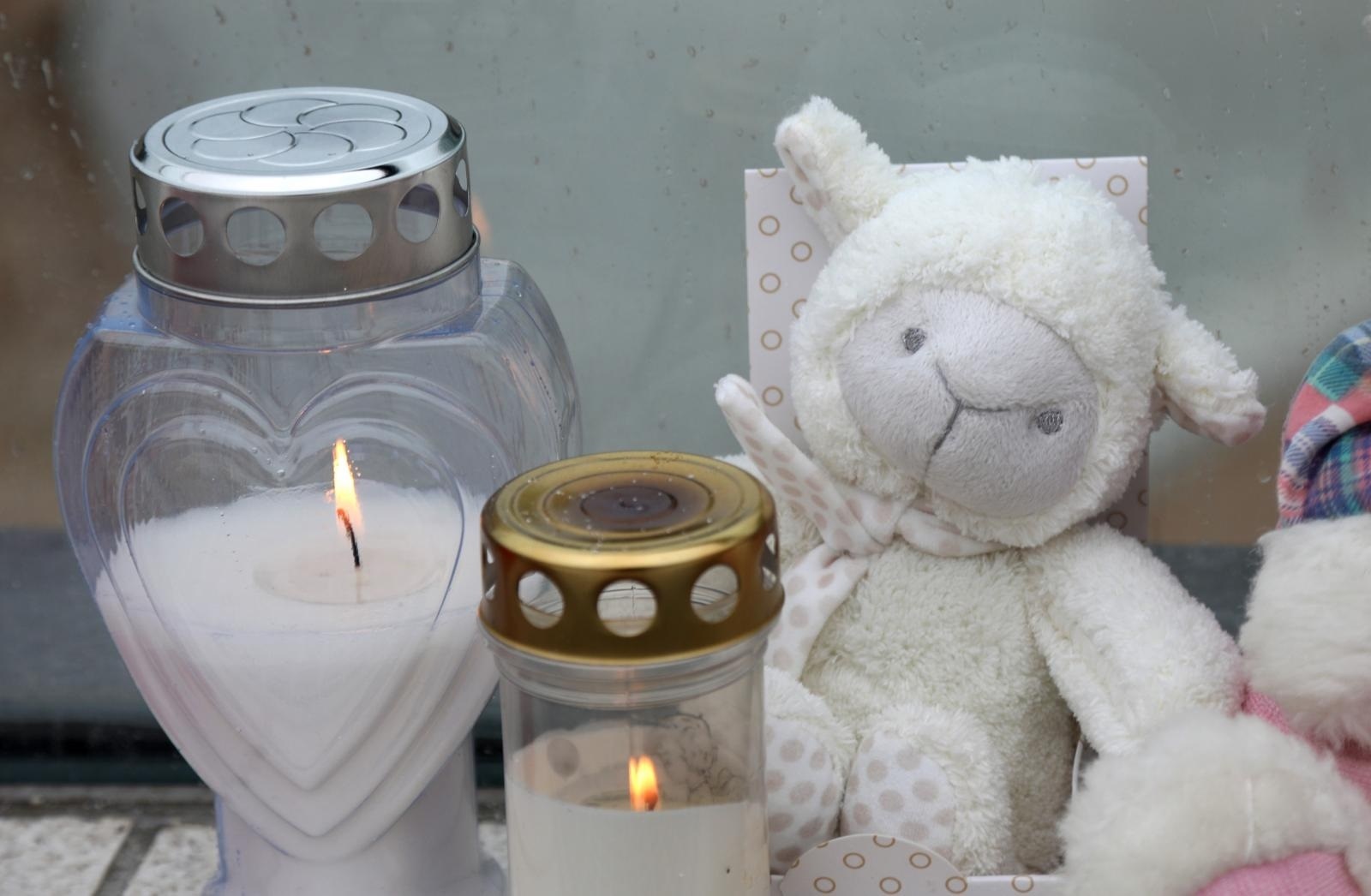 06.04.2021.,Sibenik-I Sibencani su odali pocast tragicno stradaloj djevojcici,zrtvi obiteljskog nasilja,ostavljajuci plisane igracke i paleci lampione.
Photo: Dusko Jaramaz/PIXSELL