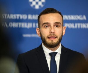 06.04.2021., Zagreb - Ministar rada, mirovinskoga sustava, obitelji i socijalne politike Josip Aladrovic dao je izjavu medijima nakon sastanka s predstavnicama inicijative "Spasi me". Photo: Zeljko Hladika/PIXSELL