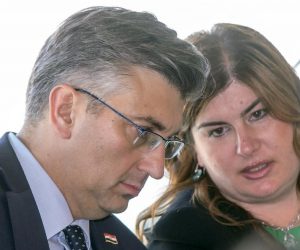 06.06.2019., Dubrovnik - Predsjednik Vlade Andrej Plenkovic i ministrica regionalnog razvoja i fondova EU Gabrijela Zalac tijekom sastanka s predsjednikom Europske komisije Jean-Claudeom Junckerom u Zracnoj luci Dubrovnk. Photo: Grgo Jelavic/PIXSELL