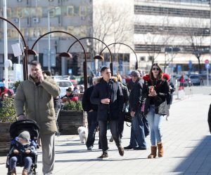 07.03.2021., Rijeka - Mnogobrojni rijecani uzivaju u suncu u setnji Mololongom i na terasama kafica u luci.
Photo: Goran Kovacic/PIXSELL
