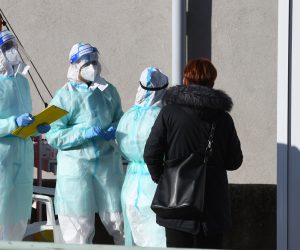 07.04.2021., Sibenik - Bez guzvi na testiranju na koronavirus ispred sibenske opce bolnice.
Photo: Hrvoje Jelavic/PIXSELL