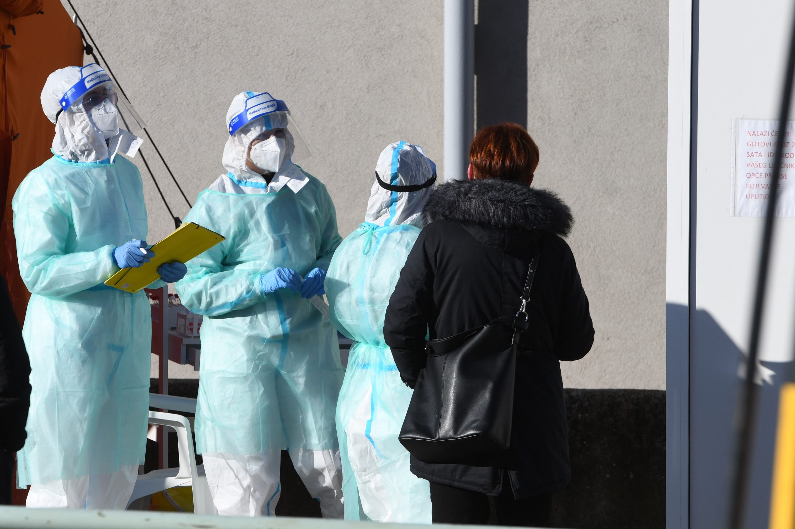 07.04.2021., Sibenik - Bez guzvi na testiranju na koronavirus ispred sibenske opce bolnice.
Photo: Hrvoje Jelavic/PIXSELL