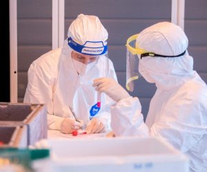 7.12.2020.  Rijeka - Broj hospitaliziranih u KBC-u Rijeka tijekom vikenda porastao je za 20 posto. Testiranje gradjana ispred Doma Zdravlja u Rijeci.Photo:Nel Pavletic/PIXSELL