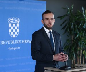 08.04.2021., Zagreb - Josip Aladrovic, ministar rada, mirovinskoga sustava, obitelji i socijalne politike dao je izjavu medijima prije pocetka sjednice Vlade Republike Hrvatske u Nacionalnoj i sveucilisnoj knjiznici. Photo: Zeljko Lukunic/PIXSELL