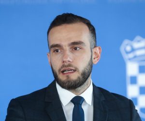 08.04.2021., Zagreb - Josip Aladrovic, ministar rada, mirovinskoga sustava, obitelji i socijalne politike dao je izjavu medijima prije pocetka sjednice Vlade Republike Hrvatske u Nacionalnoj i sveucilisnoj knjiznici. Photo: Zeljko Lukunic/PIXSELL