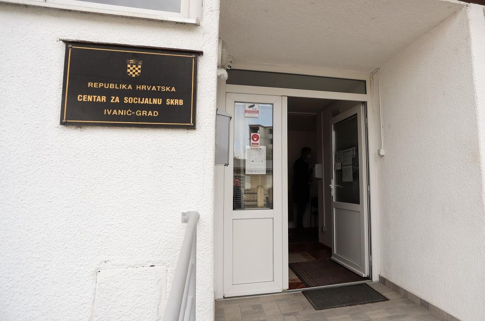 08.04.2021., Ivanic Grad - U centru za socijalnu skrb Ivanic Grad u kojem je nepoznata muska osoba nasrnula na zastitarku te unistio imovinu centra iz nepoznatih razloga. 
Photo: Luka Stanzl/PIXSELL