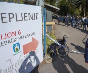 08.04.2021.,Zagreb - Velika guzva za cijepljenje protiv Covida 19  na Zagrebackom  velesajmu.
Photo: Matija Habljak/PIXSELL