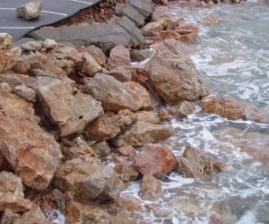 12.12.2008., Karlobag - Olujno jugo protekle je noci ostetilo i povuklo u more dio kamenog lukobrana na parkiralistu, a dijelom je ostetilo i betonski dio gradske plaze. Kako se doznaje u opcinskoj upravi u Karlobagu, stete ce se procijeniti. More je nocas poplavilo i dio Jadranske magistrale kroz samo mjesto zbog cega je bio u prekidu promet izmedju Karlobaga i Svete Marije Magdalene.  
Photo: Marko Culjat/Vecernji list
