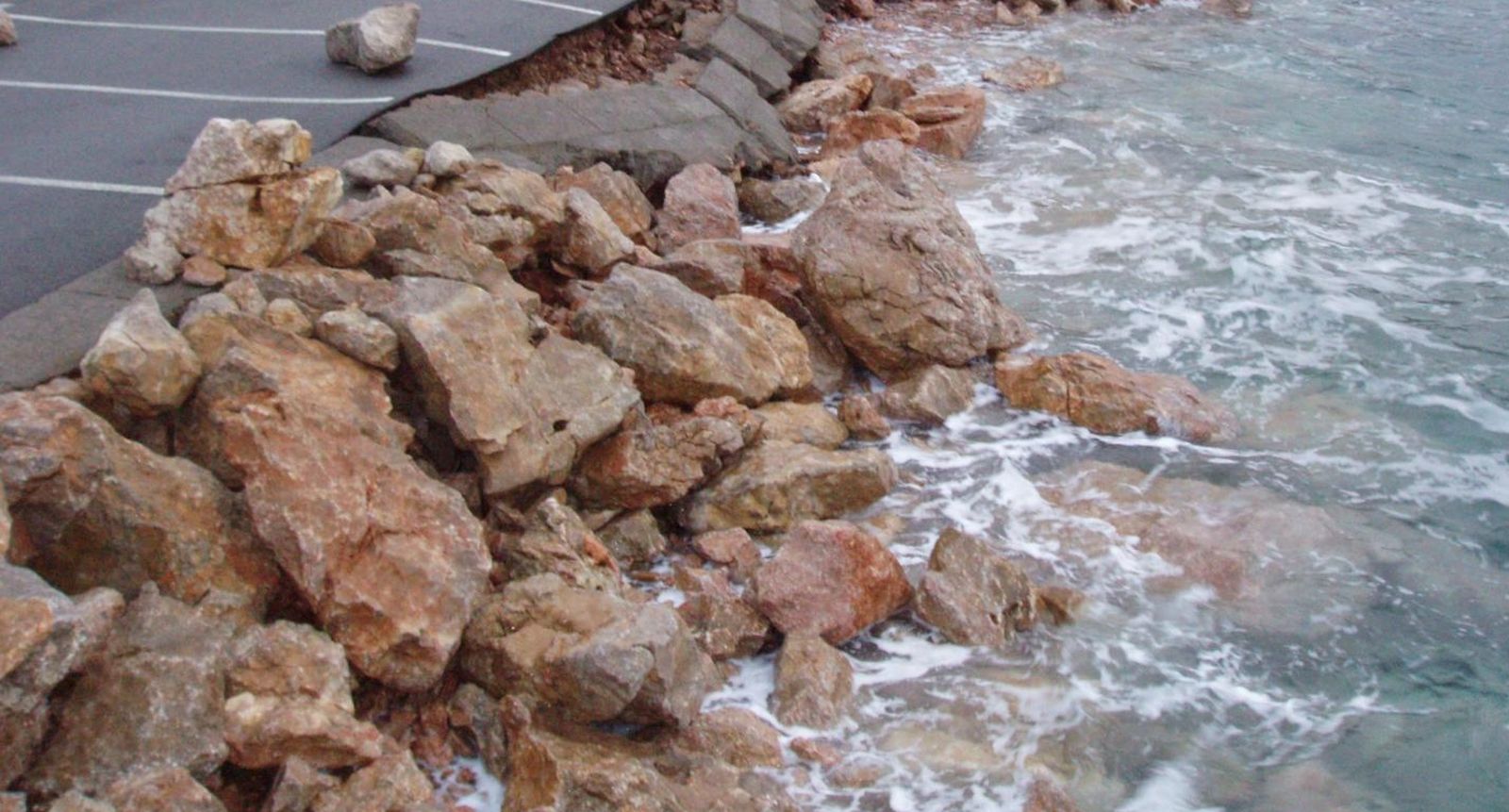 12.12.2008., Karlobag - Olujno jugo protekle je noci ostetilo i povuklo u more dio kamenog lukobrana na parkiralistu, a dijelom je ostetilo i betonski dio gradske plaze. Kako se doznaje u opcinskoj upravi u Karlobagu, stete ce se procijeniti. More je nocas poplavilo i dio Jadranske magistrale kroz samo mjesto zbog cega je bio u prekidu promet izmedju Karlobaga i Svete Marije Magdalene.  
Photo: Marko Culjat/Vecernji list