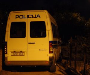 09.10.2019.,Solin - Na predjelu Sv. Kajo u Solinu dogodilo se ubojstvo.Tesko ozlijedjeni muskarac nadjen je na ulici pred kucom te je hitno prevezen u KBC Split nakon cega je preminuo.
Na mjesto dogadjaja stigla je policija
Photo: PIXSELL