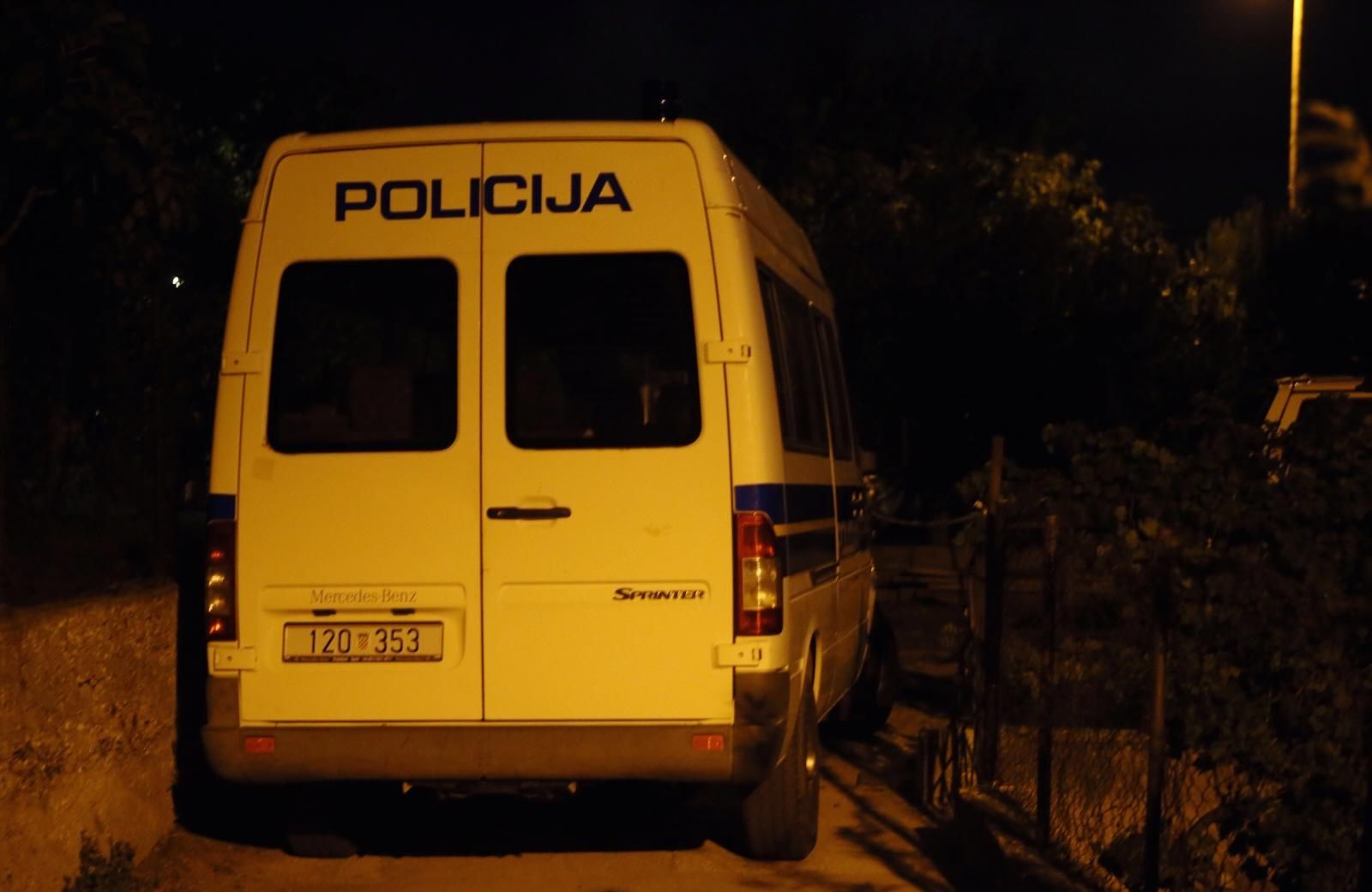 09.10.2019.,Solin - Na predjelu Sv. Kajo u Solinu dogodilo se ubojstvo.Tesko ozlijedjeni muskarac nadjen je na ulici pred kucom te je hitno prevezen u KBC Split nakon cega je preminuo.
Na mjesto dogadjaja stigla je policija
Photo: PIXSELL