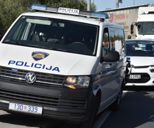 09.10.2020., Sibenik - U prometnoj nesreci na ulazu u Sibenika sudjelovali kamion i osobno vozilo, ozlijedjenih nije bilo, a nastala je materijalna steta.
Photo: Hrvoje Jelavic/PIXSELL
