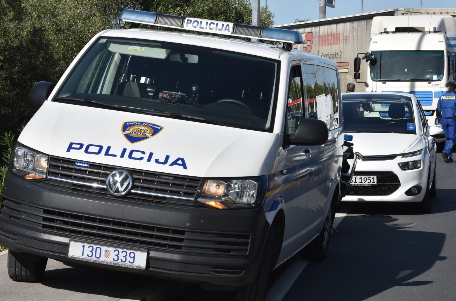 09.10.2020., Sibenik - U prometnoj nesreci na ulazu u Sibenika sudjelovali kamion i osobno vozilo, ozlijedjenih nije bilo, a nastala je materijalna steta.
Photo: Hrvoje Jelavic/PIXSELL