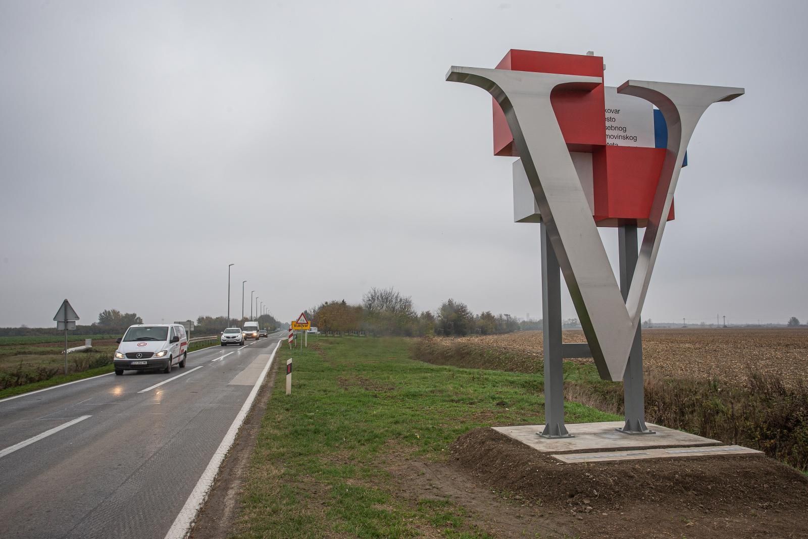 09.11.2020., Vukvar - Skulpture su izrađene prema idejnom rjesenju Borisa Ljubicica, a na ulaze u grad nisu postavljene samo kao bi ih uljepsale, nego i kao, najavljeno je, trajni i vidljivi podsjetnik da se u ulazi u Vukovar - mjesto posebnog domovinskog pijeteta. Photo: Davor Javorovic/PIXSELL