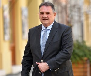 10.03.2021., Varazdin - Nakon izjave za N1 televiziju, župan Radimir Cacic otisao pozdraviti SDP-ovce.

Photo: Vjeran Zganec Rogulja/PIXSELL