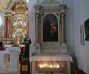 10.04.2020., Sibenik - Veliki je Petak i crkve su otvorene dva sata ujutro i dva sata poslijepodne za osobne molitve.Tako je bilo i u zupnoj crkvi Gospe van grada u Sibeniku.
Photo: Dusko Jaramaz/PIXSELL