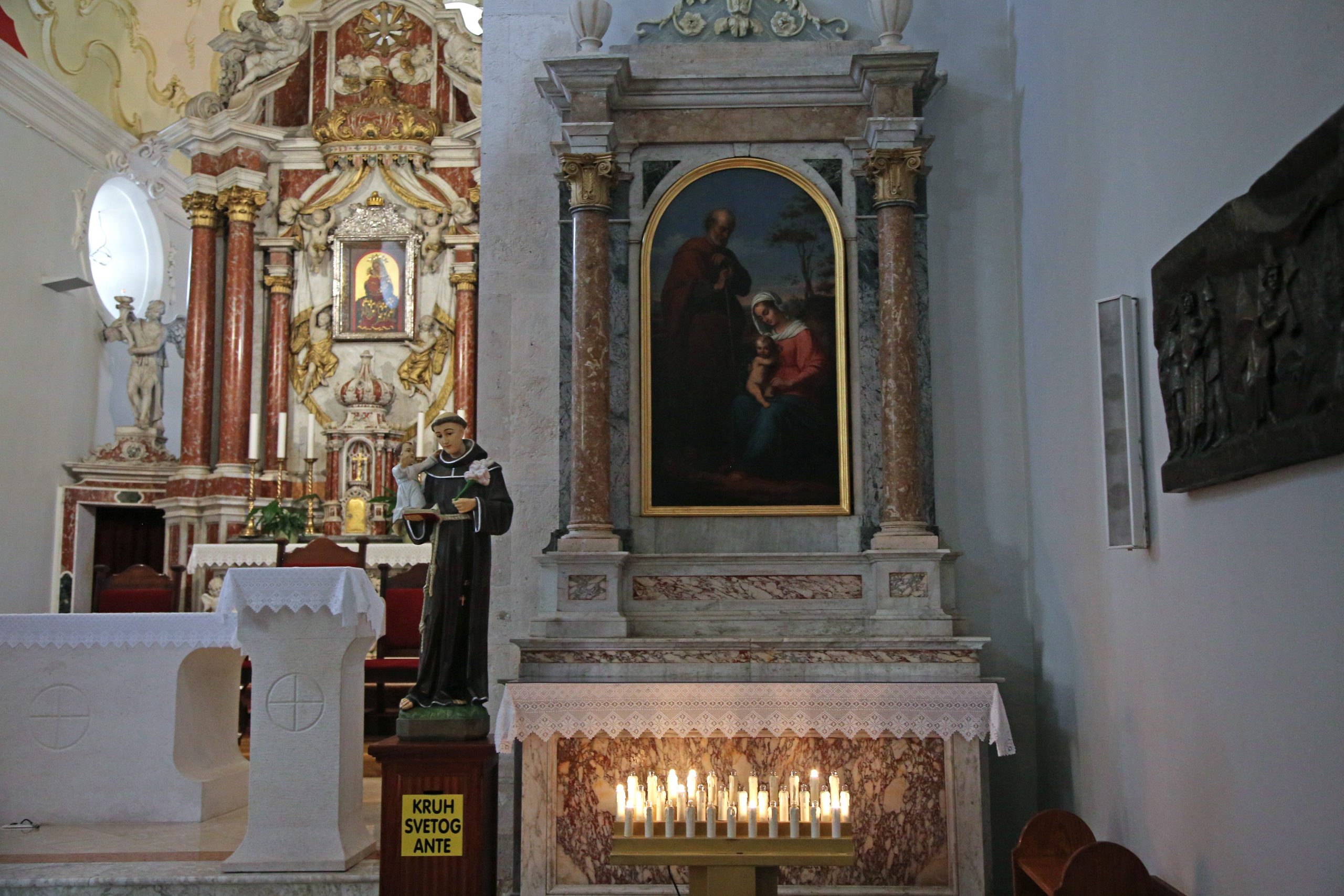 10.04.2020., Sibenik - Veliki je Petak i crkve su otvorene dva sata ujutro i dva sata poslijepodne za osobne molitve.Tako je bilo i u zupnoj crkvi Gospe van grada u Sibeniku.
Photo: Dusko Jaramaz/PIXSELL