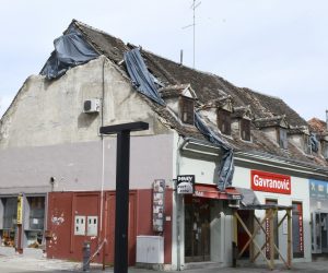 10.04.2021.,Sisak - PVC folije kojima su Siscani prekrili u potresu ostecene krovove tesko izdrzavaju nalete jakog vjetra.
Photo: Nikola Cutuk/PIXSELL