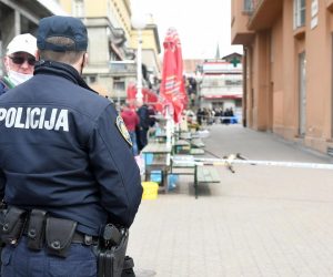 10.4.2021., Zagreb - Sa stambene zgrade na Trgu bana Josipa Jelacica dio konstrukcije pao na prolaznika i ozlijedio ga.
Photo: Zoe Sarlija/PIXSELL
