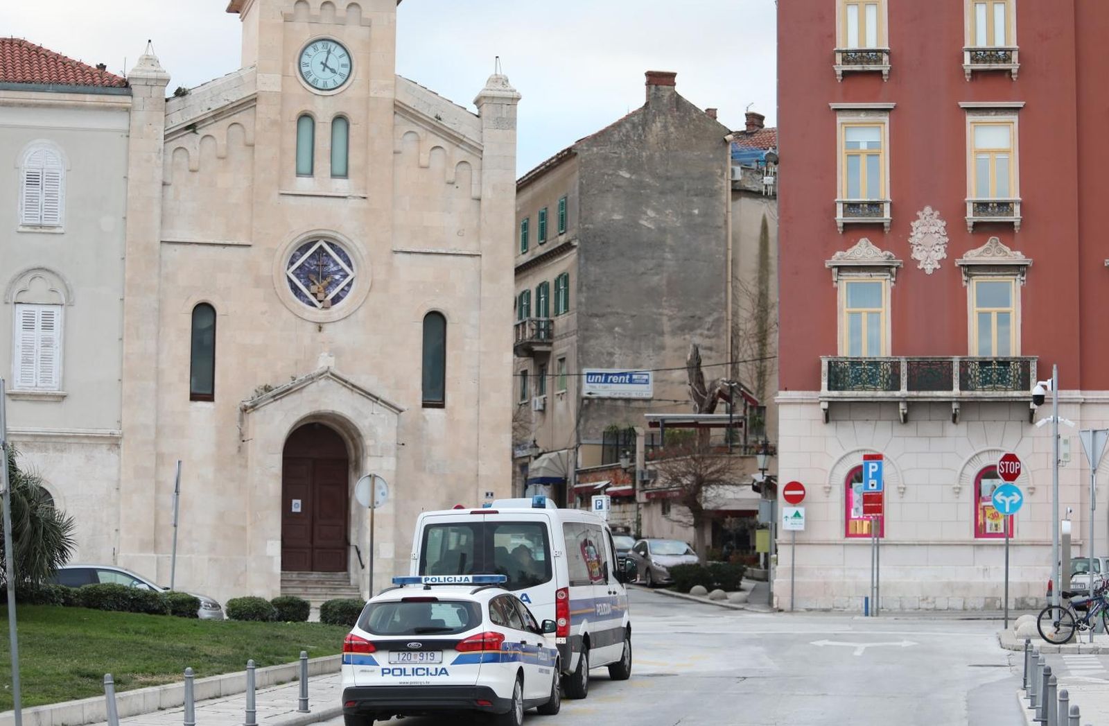 11.01.2021., Split - Na godisnjicu trostrukog ubojstva upaljene su svijece i postavljeno je cvijece na Sperunu uz preventivne policijske snage u gradu. 
Photo: Ivo Cagalj/PIXSELL