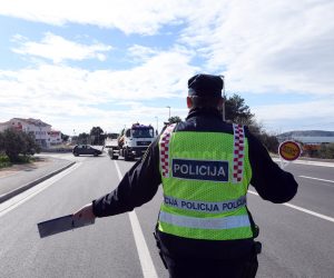 11.02.2021., Brodarica - Policijska akcija ROADPOL pojacani nadzor teretnih vozila i autobusa provodi se na nivou Europske unije. Policijska akcija traje i na sibenskom podrucju.
Photo: Hrvoje Jelavic/PIXSELL