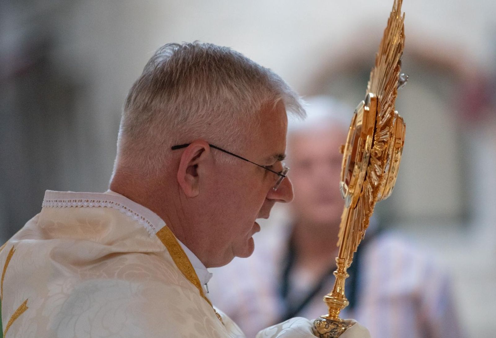11.06.2020., Stara gradska jezgra, Dubrovnik - Krscani danas obiljezavaju svetkovinu Presvetog Tijela i Krvi Kristove - Tijelovo ili u nas poznatije kao Korosante. Svetkovina je to u spomen na ustanovljenje euharistije na Veliki cetvrtak, stoga je za veceras u 19 sati odrzano misno slavlje u dubrovackoj Katedrali koje je predvodio biskup Mate Uzinic, nakon cega je slijedila procesija s oltarskim sakramentom ulicama Grada.
Photo: Grgo Jelavic/PIXSELL