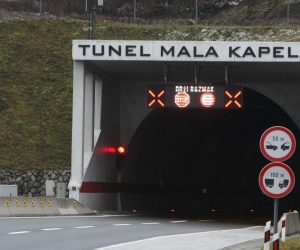 06.12.2011., Ogulin - U tunelu Mala Kapela u smjeru juga vozac osobnog automobila varazdinskih registracija udario je u zid tunela i na mjestu preminuo. Promet u smjeru juga bio je zatvoren dva sata. Vatrogasci popravljaju ostecenja u tunelu. Automobil termi Jezercica totalno je unisten.
Photo: Kristina Stedul Fabac/PIXSELL