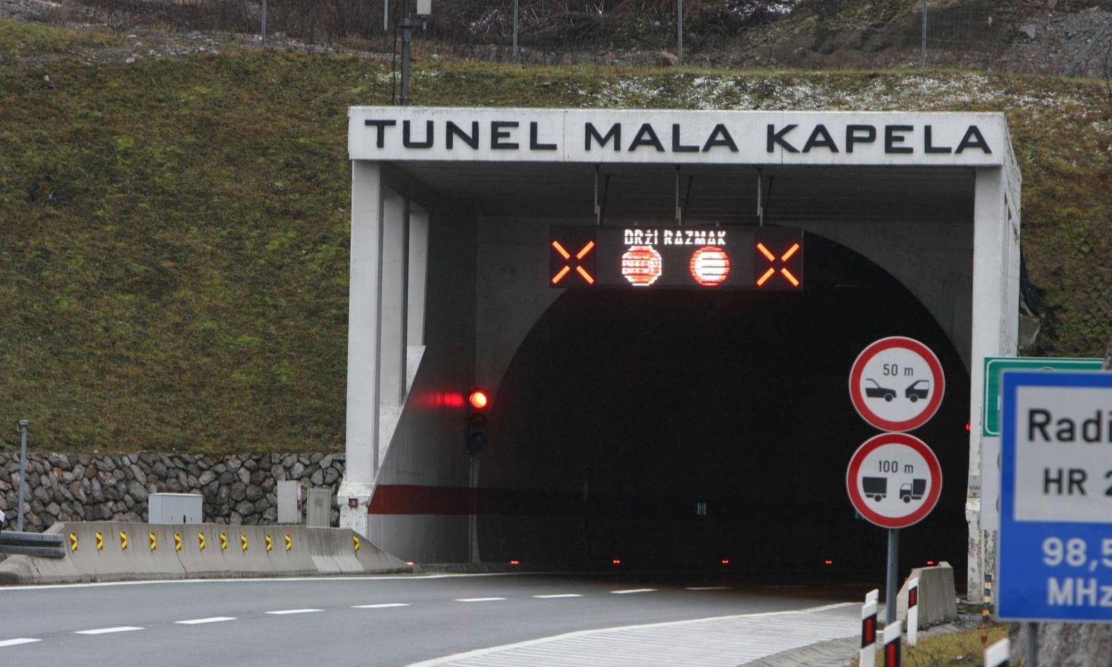 06.12.2011., Ogulin - U tunelu Mala Kapela u smjeru juga vozac osobnog automobila varazdinskih registracija udario je u zid tunela i na mjestu preminuo. Promet u smjeru juga bio je zatvoren dva sata. Vatrogasci popravljaju ostecenja u tunelu. Automobil termi Jezercica totalno je unisten.
Photo: Kristina Stedul Fabac/PIXSELL