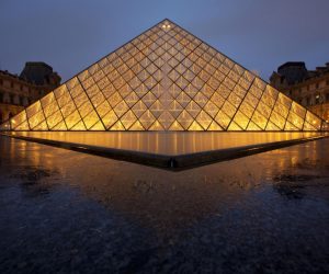 01.01.2012., - Pariz, Francuska - Jedan je od najvecih svjetskih muzeja zasigurno je muzej Louvre, a najpoznatiji je po portretu Mona Lise autora Leonarda da Vincija. Prostire se na preko 60.000 cetvornih metara, a sadrzi 35.000 raznih djela tako da je za razgledavanje kompletnog muzeja potrebno i nekoliko mjeseci. Ispred muzeja 1980-ih sagradjena je staklena piramida visine 21 metar koja danas, osim estetske funkcije, sluzi kao i jedan od ulaza.
Photo: Filip Brala/PIXSELL