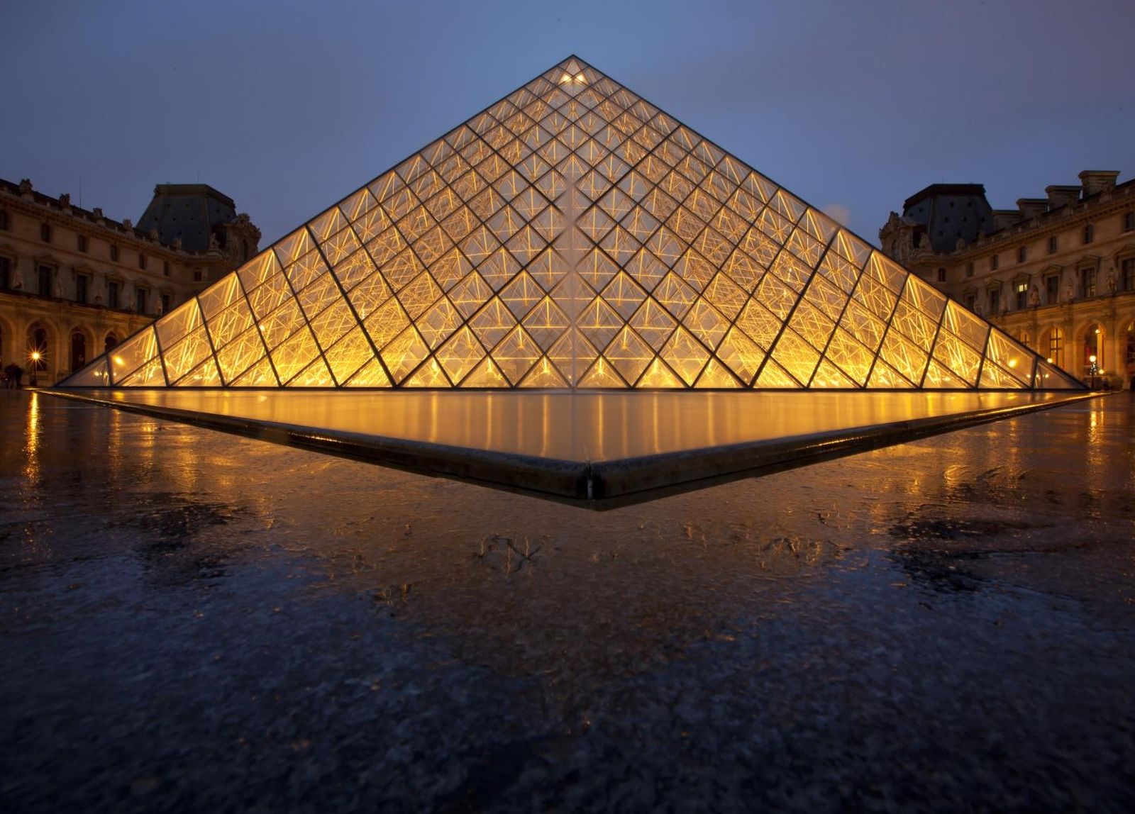 01.01.2012., - Pariz, Francuska - Jedan je od najvecih svjetskih muzeja zasigurno je muzej Louvre, a najpoznatiji je po portretu Mona Lise autora Leonarda da Vincija. Prostire se na preko 60.000 cetvornih metara, a sadrzi 35.000 raznih djela tako da je za razgledavanje kompletnog muzeja potrebno i nekoliko mjeseci. Ispred muzeja 1980-ih sagradjena je staklena piramida visine 21 metar koja danas, osim estetske funkcije, sluzi kao i jedan od ulaza.
Photo: Filip Brala/PIXSELL