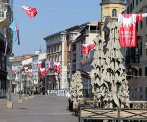 12.04.2020., Rijeka - Puste gradske ulice na Uskrs. Rijetki setaci na Mololongu i pred Svetistem na Trsatu.
Photo:Goran Kovacic/PIXSELL