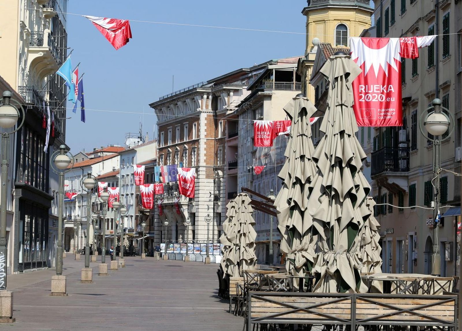 12.04.2020., Rijeka - Puste gradske ulice na Uskrs. Rijetki setaci na Mololongu i pred Svetistem na Trsatu.
Photo:Goran Kovacic/PIXSELL