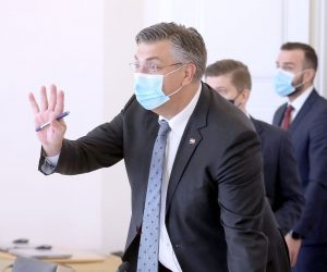 12.04.2021., Zagreb - Predsjednik hrvatske Vlade Andrej Plenkovic primio je u Banskim dvorima predstavnike umirovljenika, predsjednika Hrvatske stranke umirovljenika Veselka Gabricevica, predsjednicu Matice umirovljenika Visnju Fortunu te predsjednicu Sindikata umirovljenika Jasnu A. Petrovic. Photo: Patrik Macek/PIXSELL