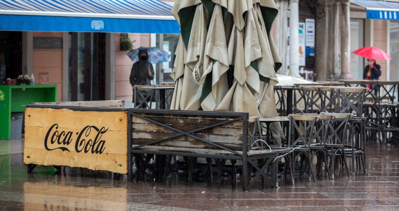 12.04.2021., Rijeka - Nakon ponovnog uvodjenja lockdowna u Primorsko-goranskoj zupaniji terase kafica ponovno su zatvorene. Photo: Nel Pavletic/PIXSELL