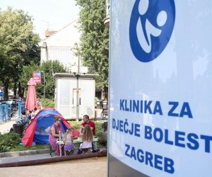 12.08.2020., Zagreb - Hrvatski branitelj iz Pakraca Roberto Mates vec treci dan prosvjeduje ispred Klinike za djecje bolesti u Klaicevoj ulici.
Photo: Matija Habljak/PIXSELL