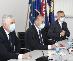 13.04.2021., Petinja - Potpredsjednik Vlade i ministar hrvatskih branitelja Tomo Medved odrzao je sastanak sa predsjednikom HDZ-a BiH i i dopredsjedateljem Doma naroda Parlamentarne skupstine BiH Draganom Covicem. Photo: Nikola Cutuk/PIXSELL
