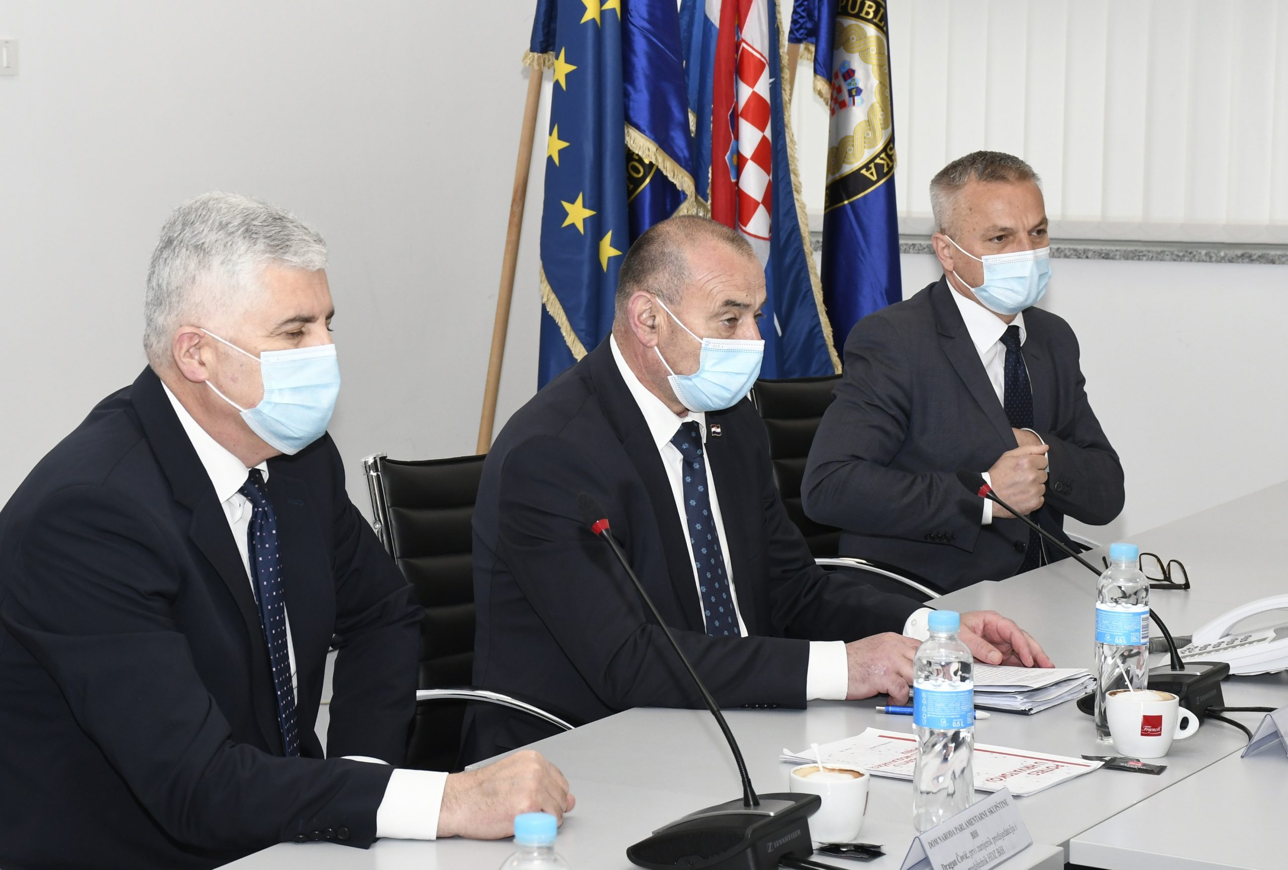 13.04.2021., Petinja - Potpredsjednik Vlade i ministar hrvatskih branitelja Tomo Medved odrzao je sastanak sa predsjednikom HDZ-a BiH i i dopredsjedateljem Doma naroda Parlamentarne skupstine BiH Draganom Covicem. Photo: Nikola Cutuk/PIXSELL