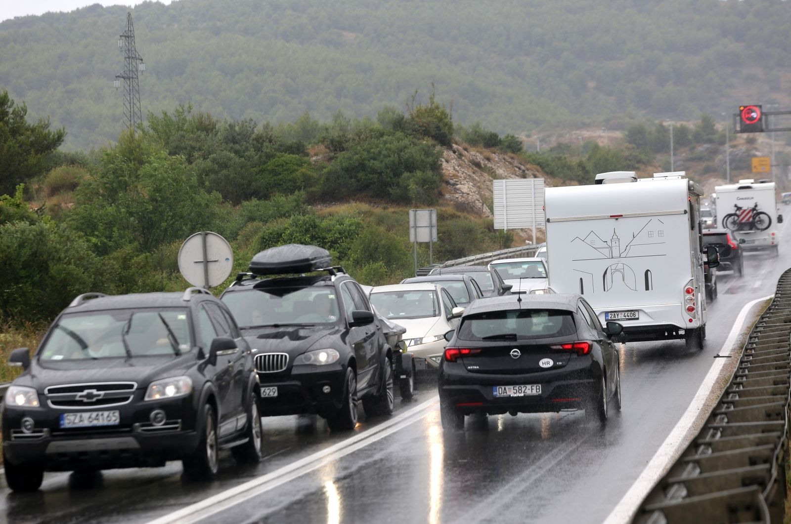 13.07.2019.,Sibenik - Na Jadranskoj magistrali kod Sibenika zbog turistickog vikenda i promjene gostiju povecan je broj automobila i stvorila se velika guzva.
Photo: Dusko Jaramaz/PIXSELL