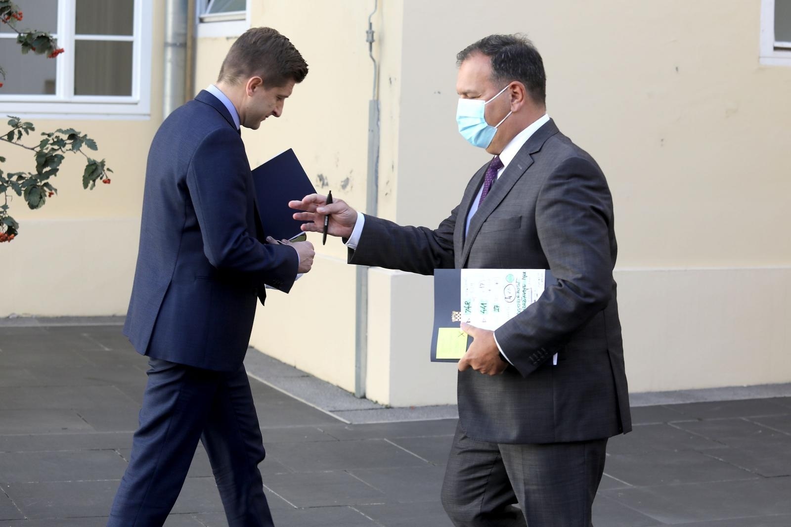 14.10.2020., Zagreb - U Banskim dvorima odrzana je 14. sjednica Vlade, na kojoj je, uz ostalo, raspravljano o aktualnom stanju vezanom za koronavirus u Republici Hrvatskoj te kupnji i opskrbi cjepivom protiv bolesti COVID-19 u Europskoj uniji. Ministri dolaze na sjednicu Vlade.
Photo: Patrik Macek/PIXSELL