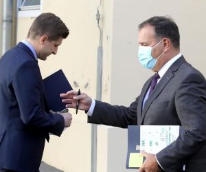 14.10.2020., Zagreb - U Banskim dvorima odrzana je 14. sjednica Vlade, na kojoj je, uz ostalo, raspravljano o aktualnom stanju vezanom za koronavirus u Republici Hrvatskoj te kupnji i opskrbi cjepivom protiv bolesti COVID-19 u Europskoj uniji. Ministri dolaze na sjednicu Vlade.
Photo: Patrik Macek/PIXSELL